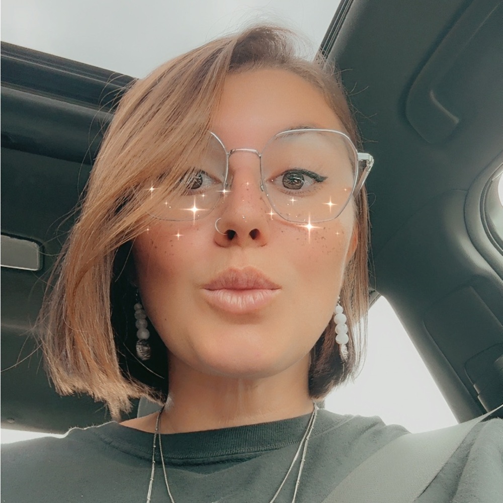 Meet your Posher 🤍 Jo’s Chic Boutique